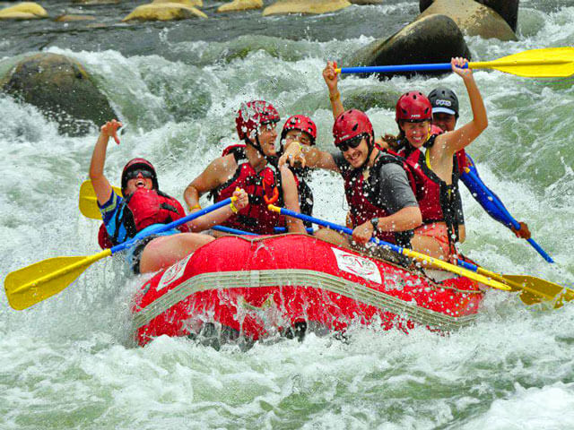 Costa Rica Rafting Tours. Ride those waves.